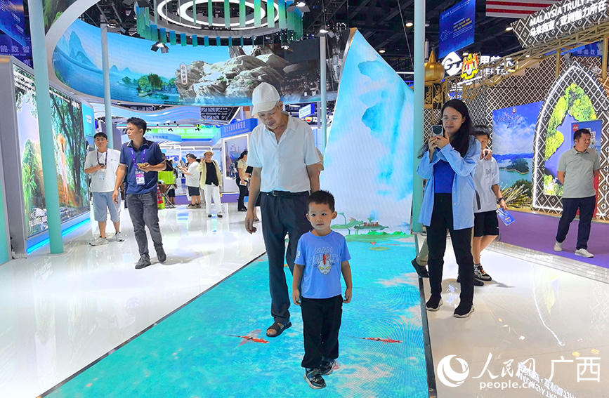 參觀。人民網(wǎng) 付華周攝