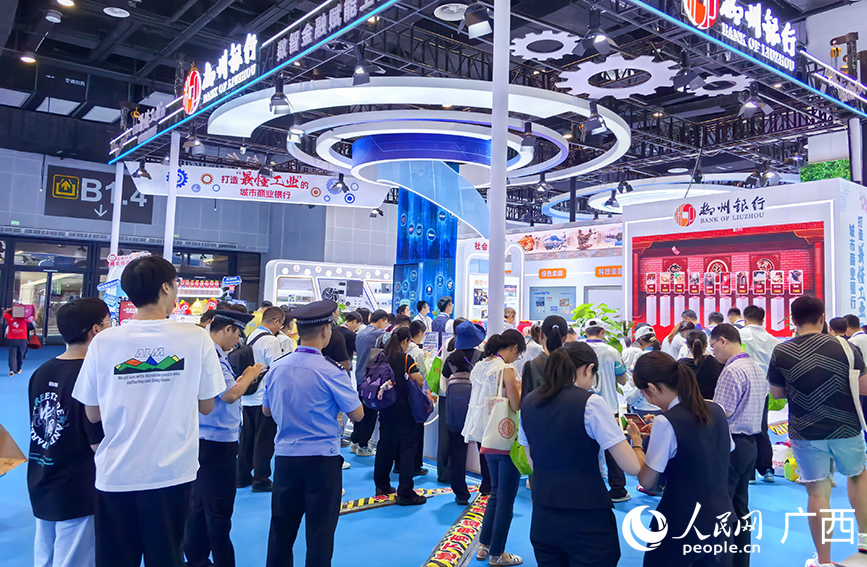 游客在柳州銀行參與互動。人民網(wǎng) 付華周攝1