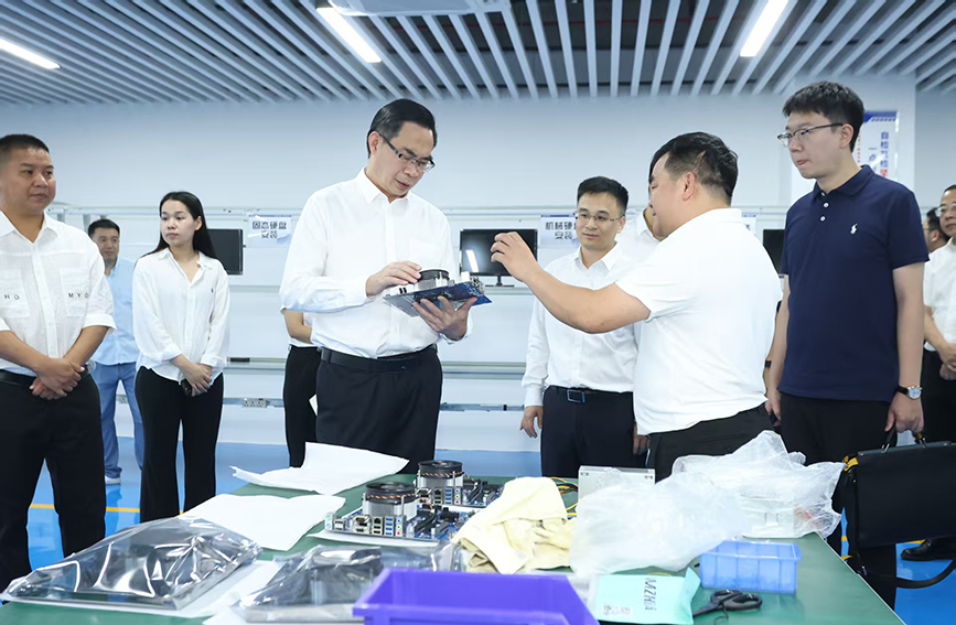 柳州銀行黨委書記、董事長謝斌（前排中）帶隊走訪南寧市邁越軟件有限責(zé)任公司。柳州銀行供圖