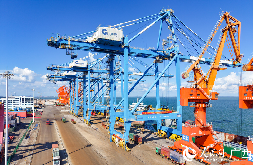 廣西北海港鐵山港區(qū)集裝箱裝卸現(xiàn)場(chǎng)。