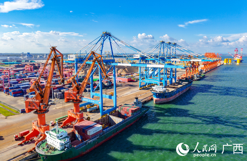 廣西北海港鐵山港區(qū)首票外貿集裝箱正在裝船。
