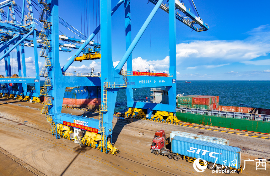 首票外貿(mào)集裝箱貨物運(yùn)抵碼頭。