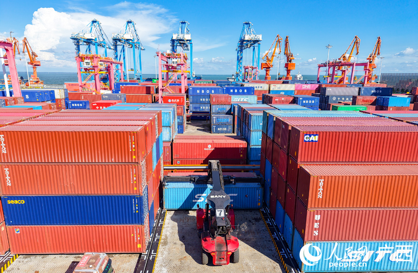 廣西北海港鐵山港區(qū)外貿(mào)集裝箱正在裝車。
