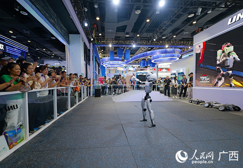 拳擊機器人與觀眾互動。人民網(wǎng) 梁章暉攝