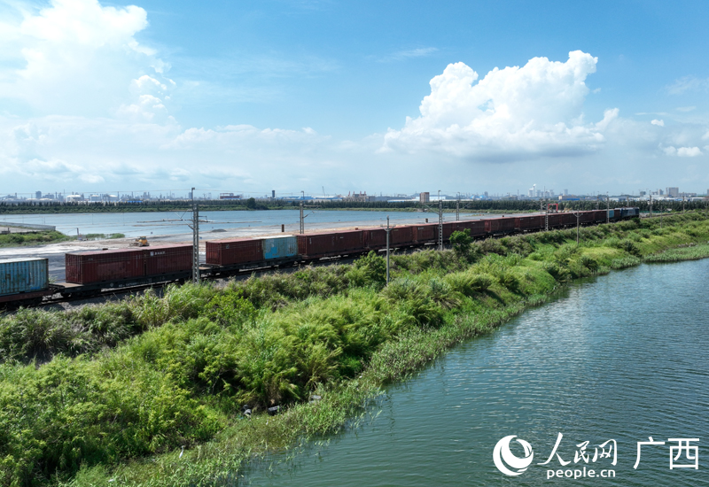 一趟滿載貨物的西部陸海新通道鐵海聯(lián)運班列，從廣西欽州港東站駛出。