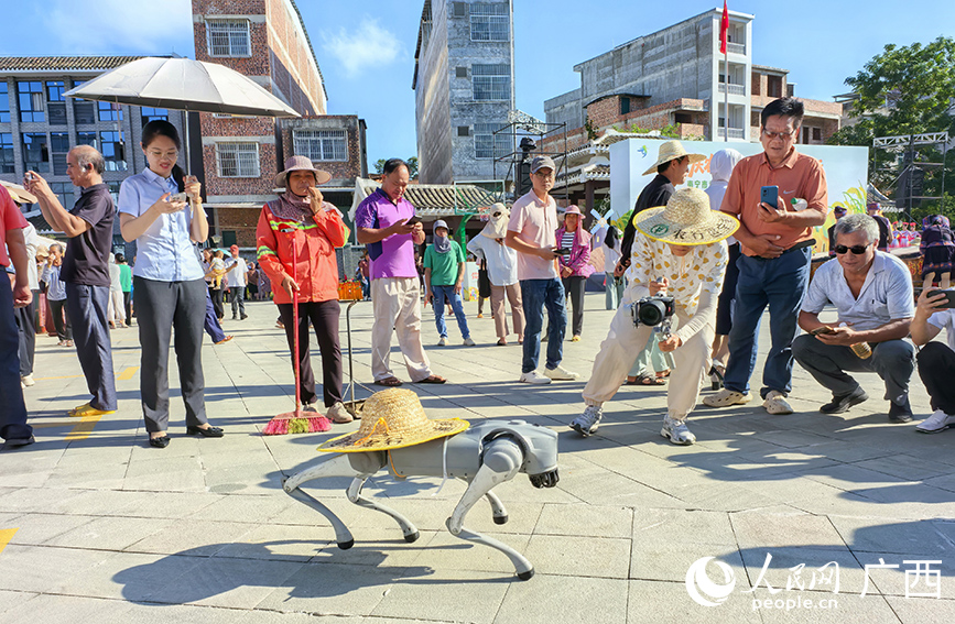 活動現(xiàn)場，智能機器狗受關(guān)注。人民網(wǎng) 付華周攝