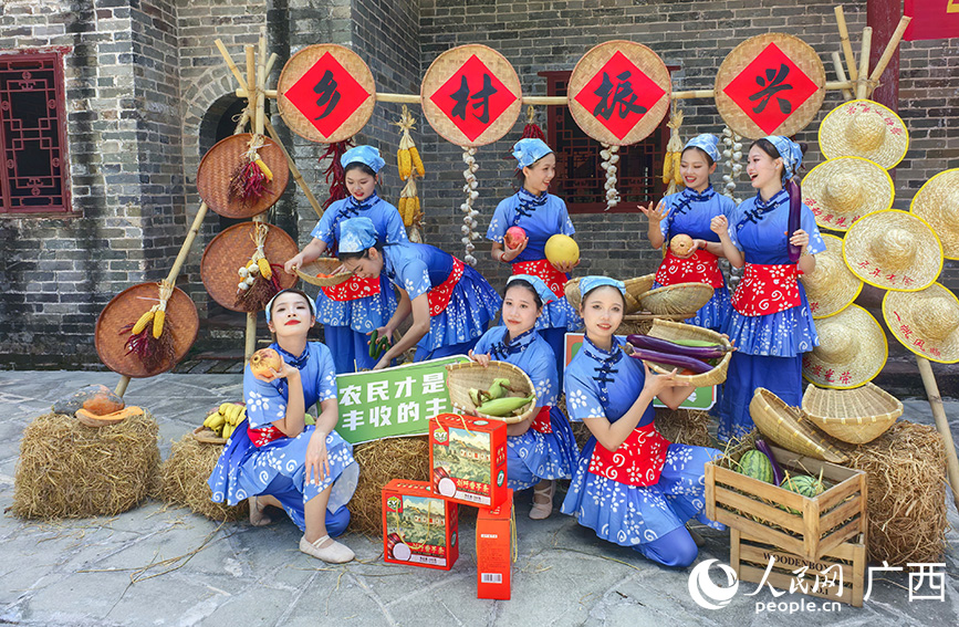 工作人員在豐收節(jié)裝飾前打卡。人民網(wǎng) 付華周攝