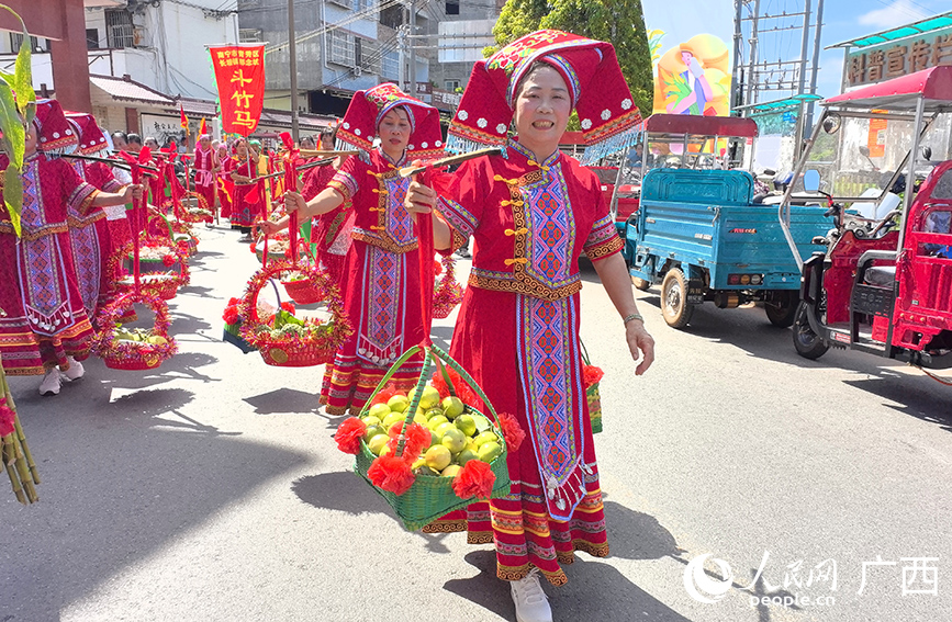 巡游活動。人民網(wǎng) 付華周攝
