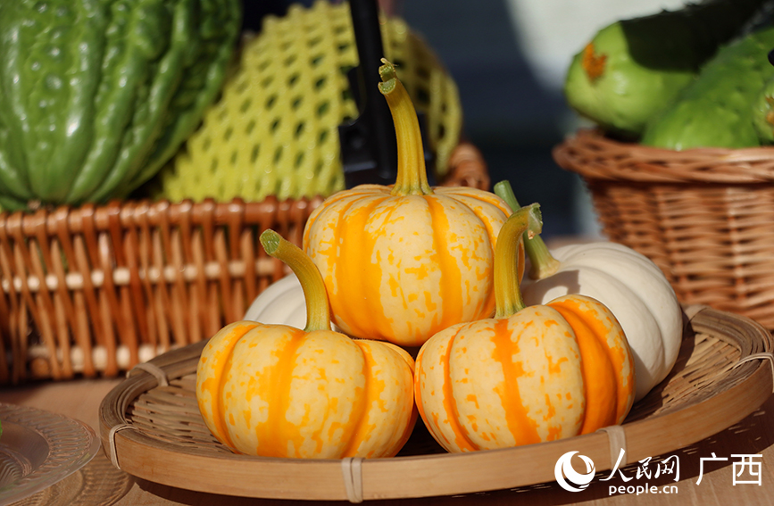 活動現(xiàn)場展示的特色農(nóng)產(chǎn)品。人民網(wǎng) 付華周攝