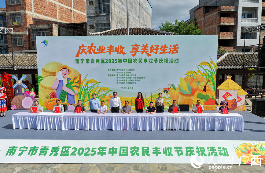 現(xiàn)場簽約。人民網(wǎng) 付華周攝