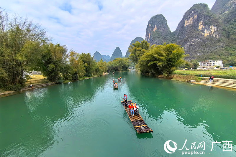 游客乘坐竹筏在遇龍河上游覽觀光。人民網(wǎng) 付華周攝