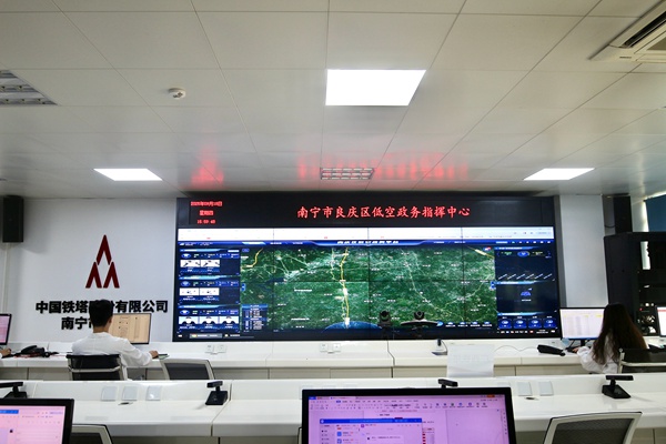 中國鐵塔市南寧分公司東盟期間使用良慶區(qū)低空政務(wù)系統(tǒng)配合城區(qū)政府進(jìn)行巡檢工作。陳妍攝