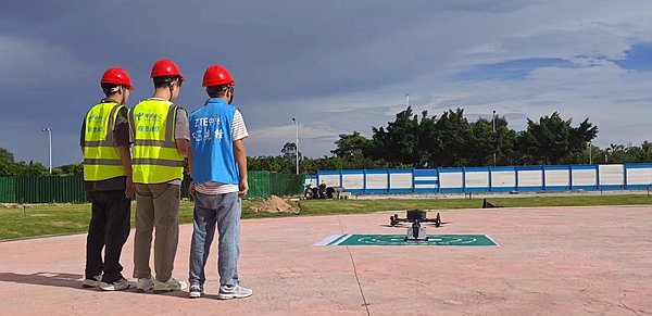 北海電信和中興公司的技術(shù)專家們正在調(diào)試無人機，控制無人機安全降落。北海電信供圖