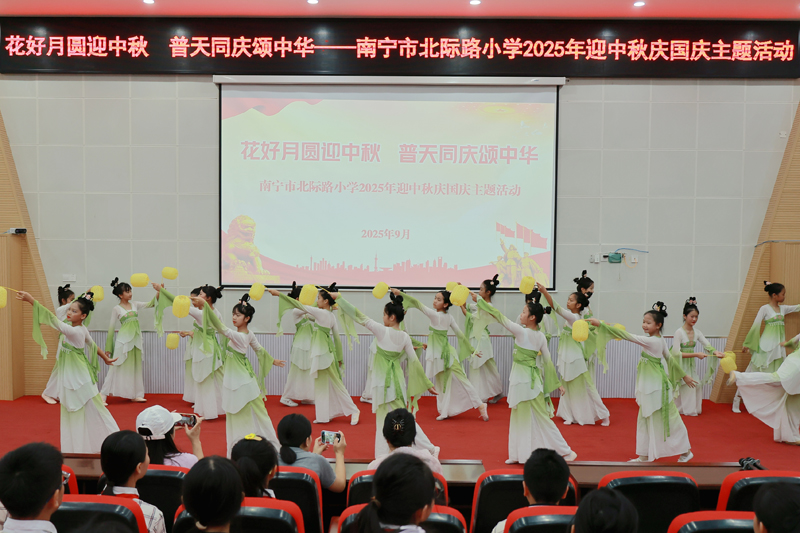 舞蹈《圓月映中秋》。