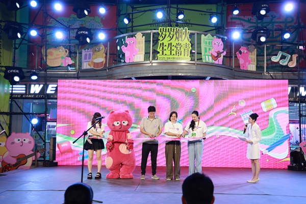 現(xiàn)場嘉賓為403此時·阿玉文創(chuàng)禮物商店煥新開業(yè)剪彩