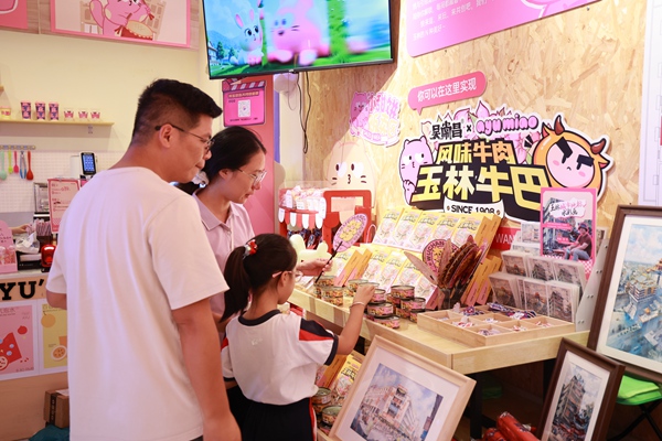 “阿玉手信”吸引市民游客紛紛選購