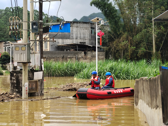 在廣西百色靖西市龍臨鎮(zhèn)大品村，南方電網(wǎng)廣西新電力集團(tuán)靖西供電公司搶修人員正在對供電設(shè)備進(jìn)行排查。凌維彬攝