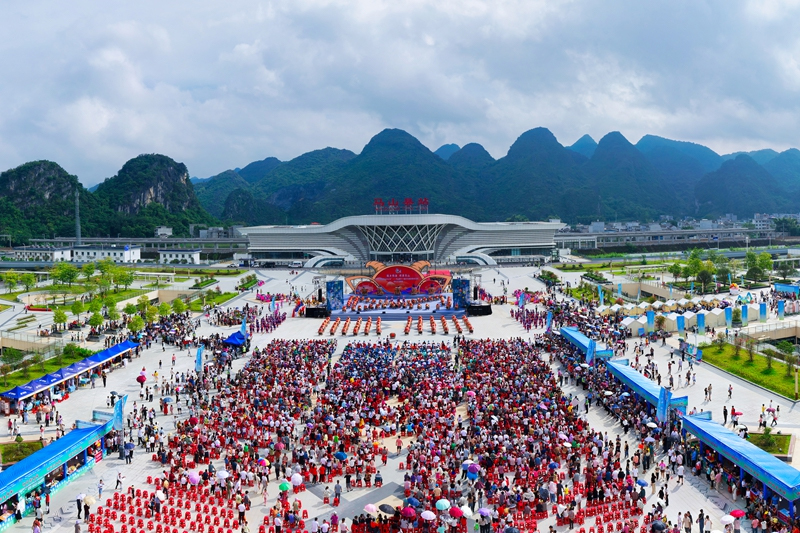 群眾文藝演出現(xiàn)場觀眾云集。馬山縣委宣傳部供圖