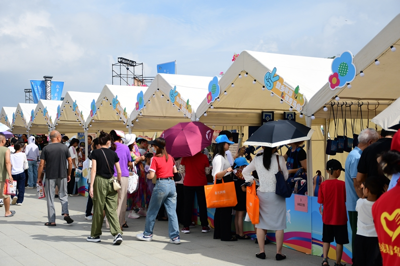 帳篷集市現(xiàn)場。龐惠文攝