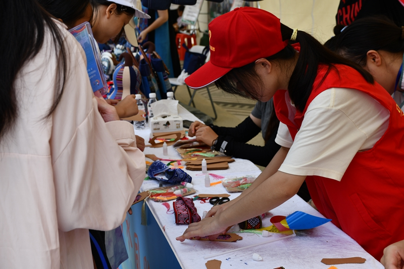 展銷人員手工制作特色書簽。龐惠文攝