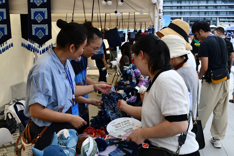 市民挑選商品。龐惠文攝