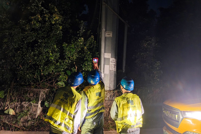 10月3日，陸川供電局組織運(yùn)維人員對(duì)轄區(qū)線路進(jìn)行夜巡測(cè)溫，確保設(shè)備正常運(yùn)行。劉俊丁攝