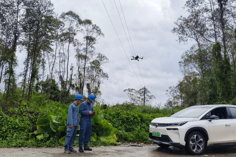 10月6日清晨，陸川供電局組織無人機(jī)小組對受災(zāi)線路進(jìn)行無人機(jī)勘災(zāi)，精準(zhǔn)定位故障點(diǎn)。陳陽鐘攝
