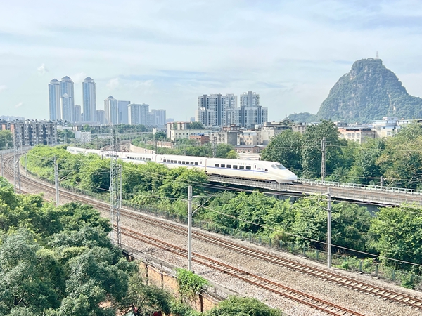 一列動(dòng)車組列車行駛在衡柳線柳州區(qū)段。楊靖育攝
