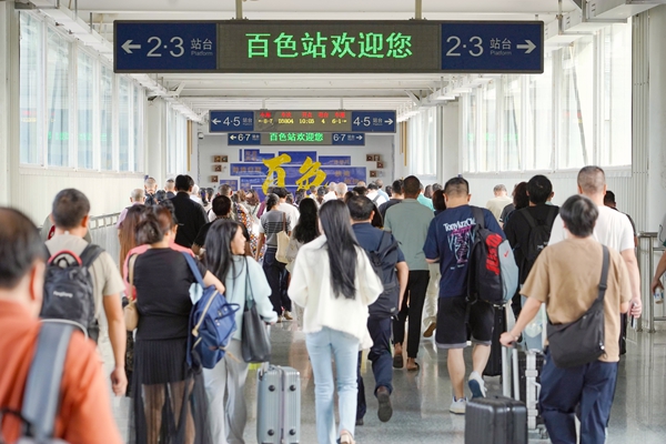 旅客在百色站有序出行。秦塬棋攝