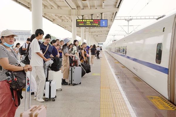 旅客在全州南站乘車。盧穗萍攝
