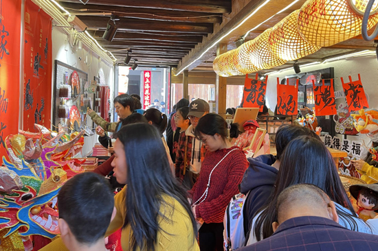 文創(chuàng)店游客絡(luò)繹不絕