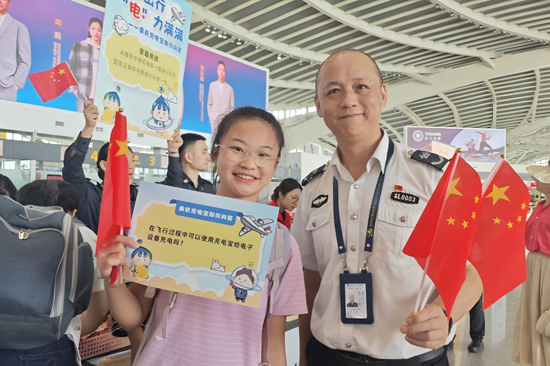 旅客積極參與乘機知識趣味問答。王劍攝