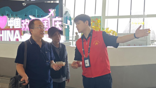 青年團員志愿者引導(dǎo)旅客辦理登機手續(xù)。王劍攝