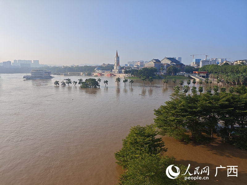 10日早晨，亭子碼頭仍被洪水淹沒。人民網(wǎng) 雷琦竣攝
