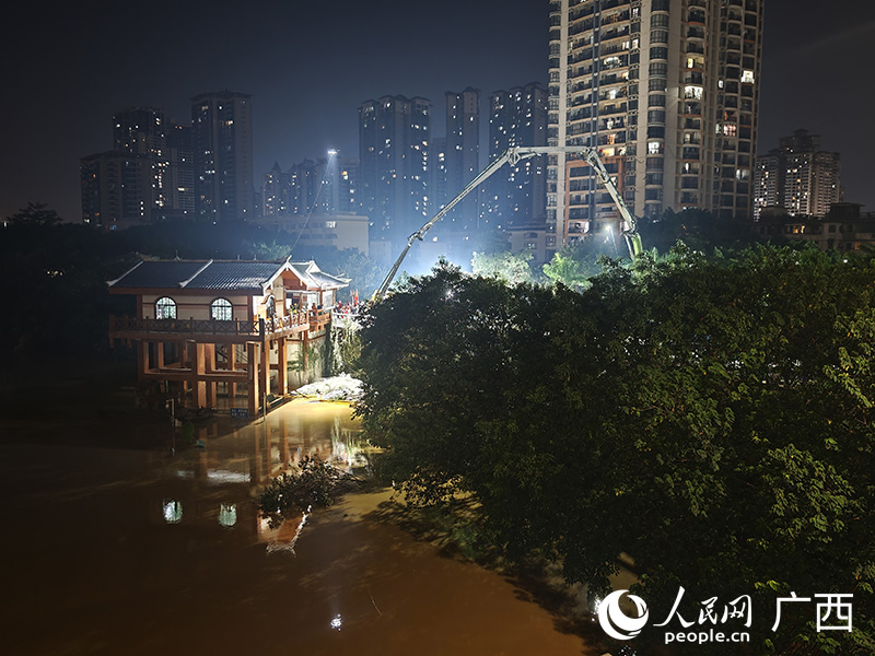 9日晚，南寧北大橋堤外搶險(xiǎn)工作仍在進(jìn)行。人民網(wǎng) 雷琦竣攝