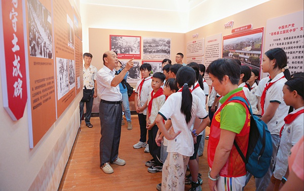 黨員群眾和學(xué)生們跟隨著講解員的步伐，認(rèn)真聆聽先烈們的革命事跡
