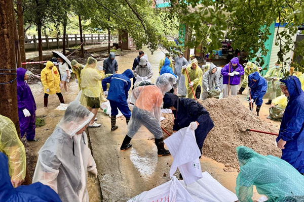 9月30日，縣委社會工作部組織黨員先鋒隊和干部職工參與抗洪搶險。中共德?？h委組織部供圖