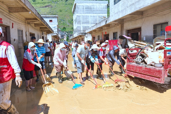 10月5日，東凌鎮(zhèn)黨員干部、各村駐村工作隊及村“兩委”開展道路清淤工作。中共德保縣委組織部供圖