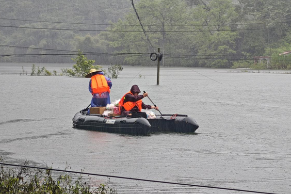 10月6日，燕峒鄉(xiāng)人民政府黨員干部正在運送物資。梁起彬攝