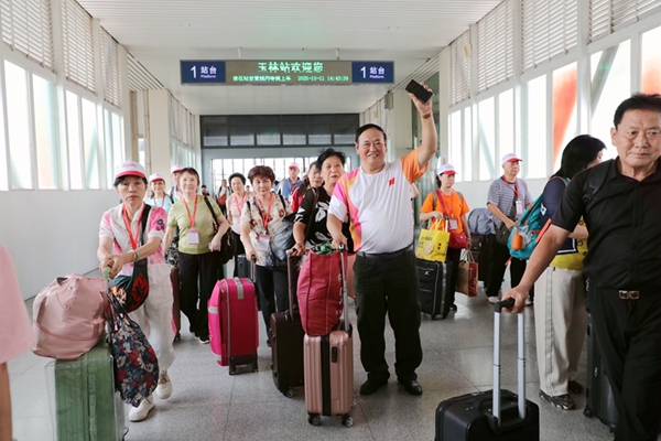 旅客有序進(jìn)站乘車(chē)。陳海嬋攝