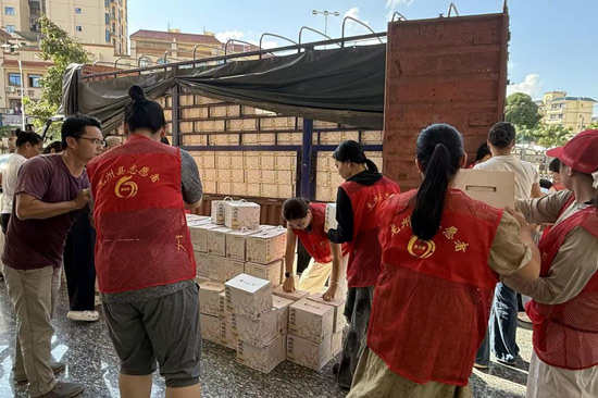 志愿者在搬運救災物資