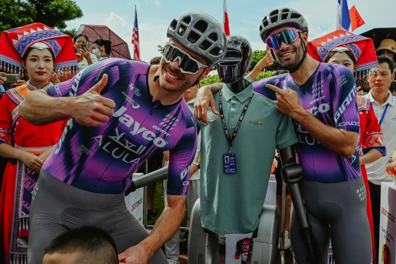 選手與AI機(jī)器人合影。主辦方供圖