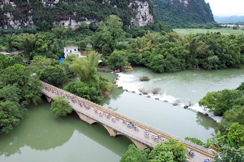 車隊(duì)途經(jīng)大新縣恩城景區(qū)。農(nóng)鎏攝