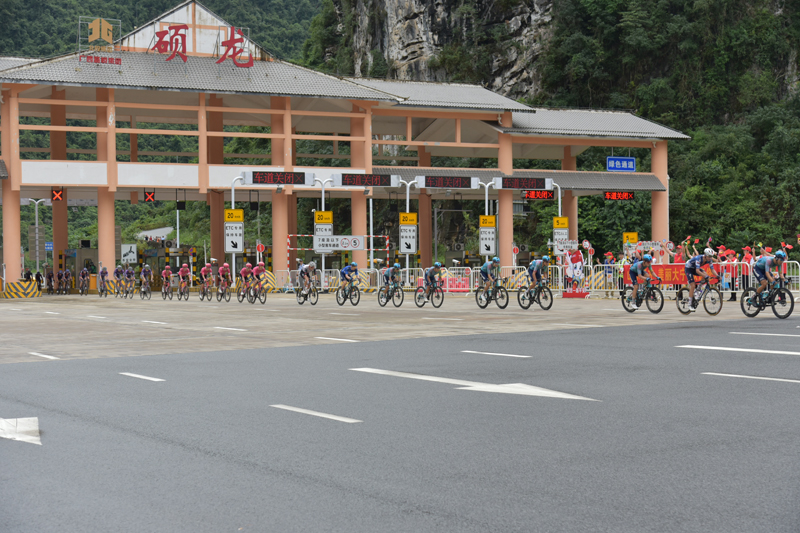 車手途經(jīng)大新縣碩龍鎮(zhèn)賽段。黃小政攝