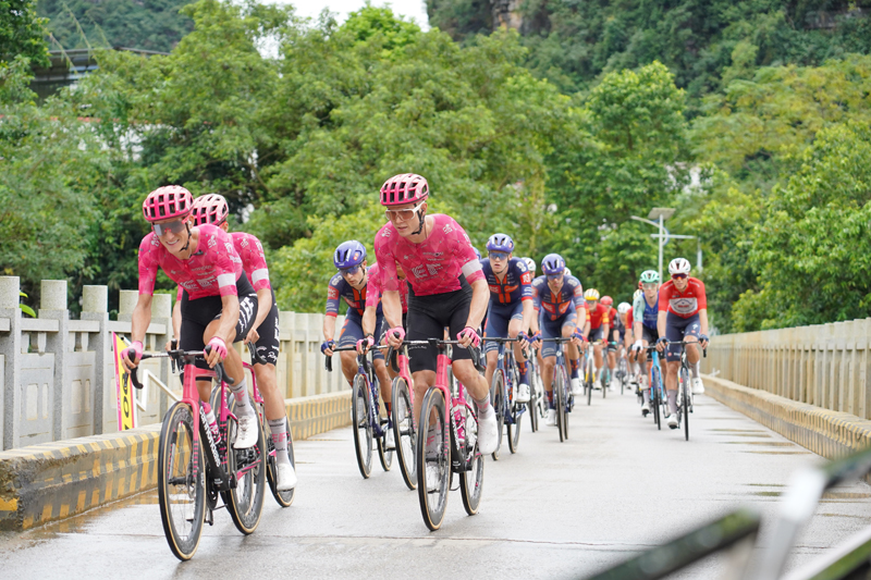 途經(jīng)大新縣恩城鄉(xiāng)賽段。馮美秀攝