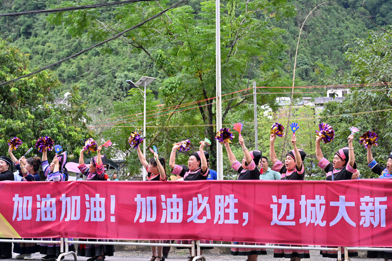 當(dāng)?shù)厝罕娸d歌載舞。許培蓓攝