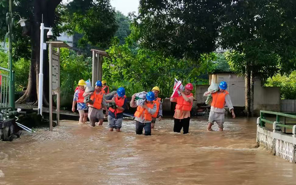 龍州水口電站黨員扛沙袋筑起“紅色堤壩”。廣農(nóng)新能源集團(tuán)供圖