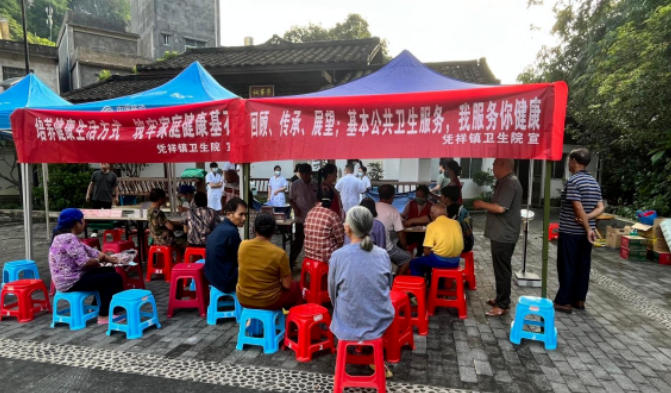 憑祥鎮(zhèn)衛(wèi)生院醫(yī)護人員在連全村開展義診活動。