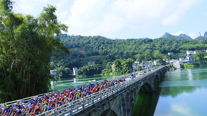 騎手途徑國(guó)道323線巴馬賜福大橋。自治區(qū)公路發(fā)展中心供圖