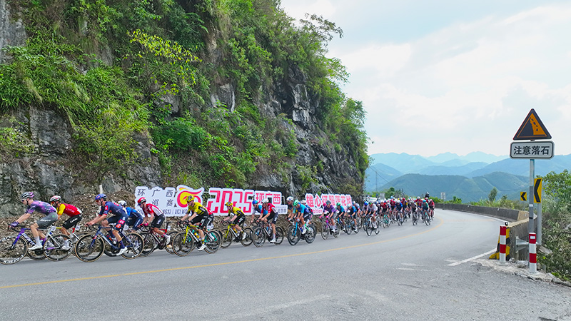 騎手途徑國(guó)道323線蓮花坳路段。自治區(qū)公路發(fā)展中心供圖